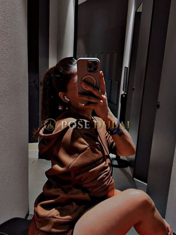 Nisha, 24, escort in Dubai — Indian, 165 cm (photo 1 of 20)